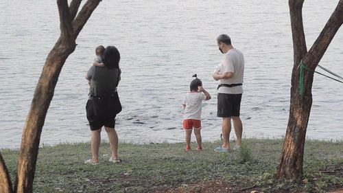 Тайланд залуус Ковидын хямралын нөлөөгөөр хүүхэдтэй болохоос татгалзаж байна